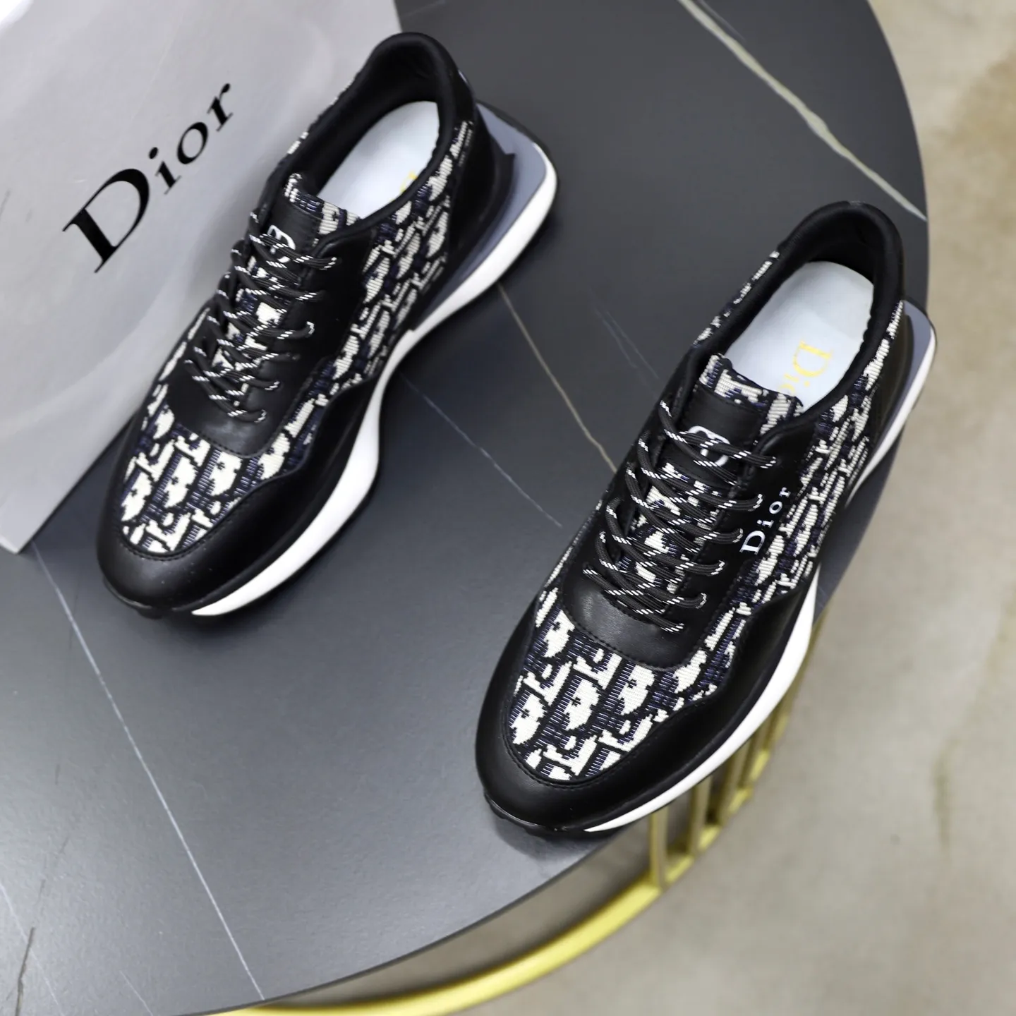 Ex-factory price: 462💰🙅‍♂️🙅‍♂️🙅‍♂️ Brand: Dior DIOR Standard code: 38-44 (45 customized) Grade: Same as the official website Material: Original leather splicing brand cloth Comfortable and breathable lining Lightweight and wear-resistant sports outsole Style category: Men's fashionable casual shoes Running sneakers Distinguished luxury brand elements Top luxury Color: actual picture color